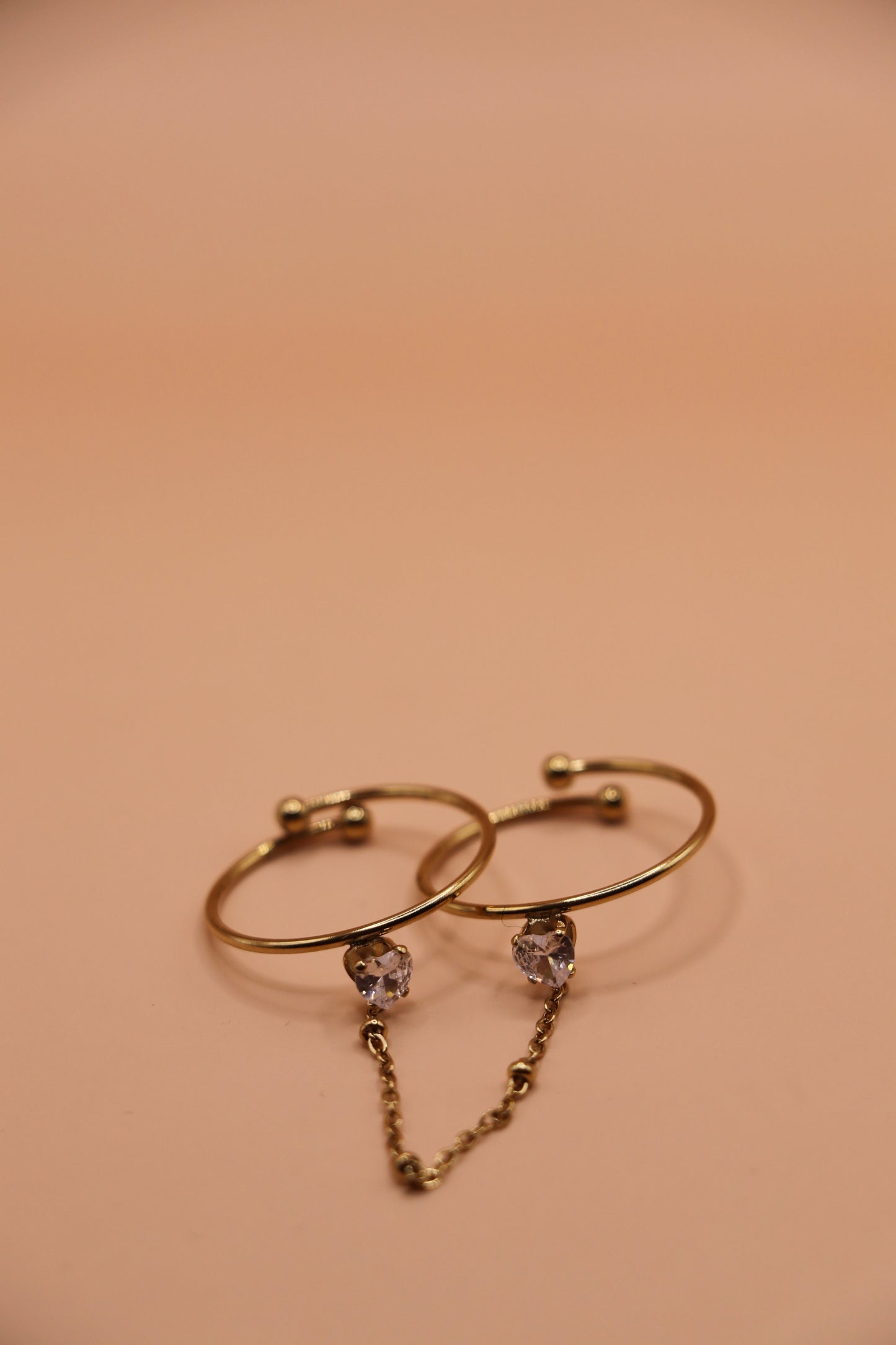 Bague chaîne double en acier inoxydable doré avec zircons en forme de cœur – bijou tendance pour femme, résistant à l’eau.