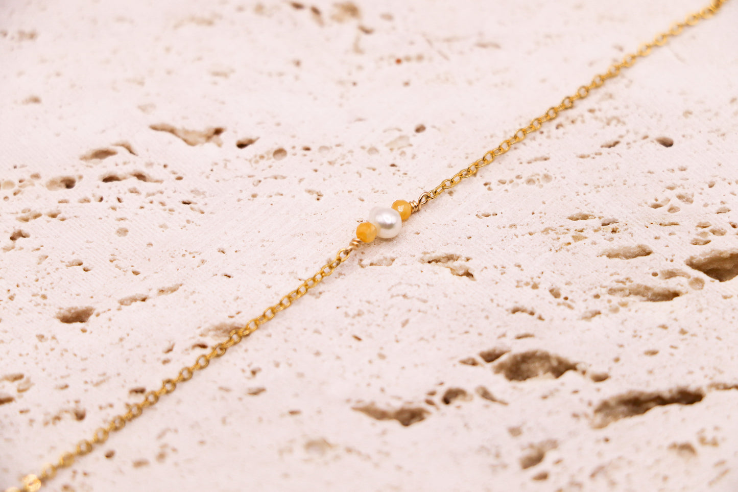 Bracelet fin en or laminé avec perle d’eau douce et deux perles de jade abricot, fait main, bijou minimaliste et lumineux.