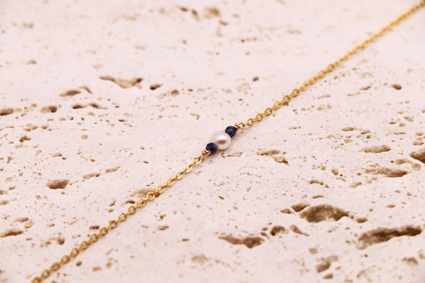 Bracelet délicat en or laminé avec perle d’eau douce et deux perles de saphir, bijou fait main élégant et raffiné.