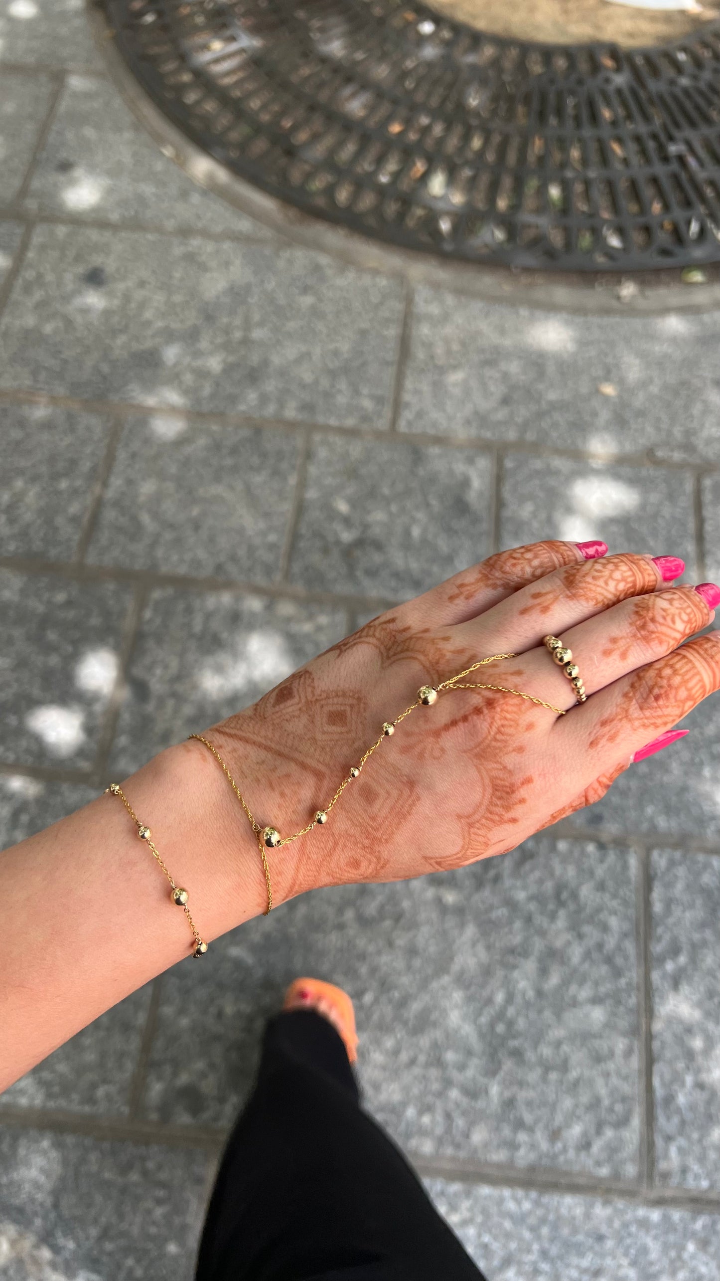 Chaîne de main Lynos en or laminé 14k avec perles dorées