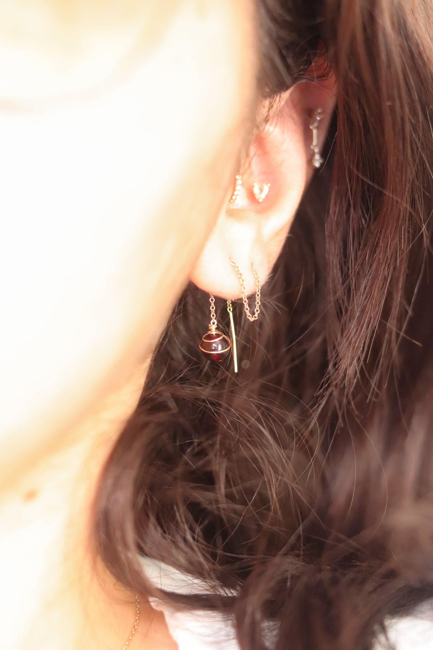 Boucle d’oreille minimaliste en or laminé avec perle de grenat