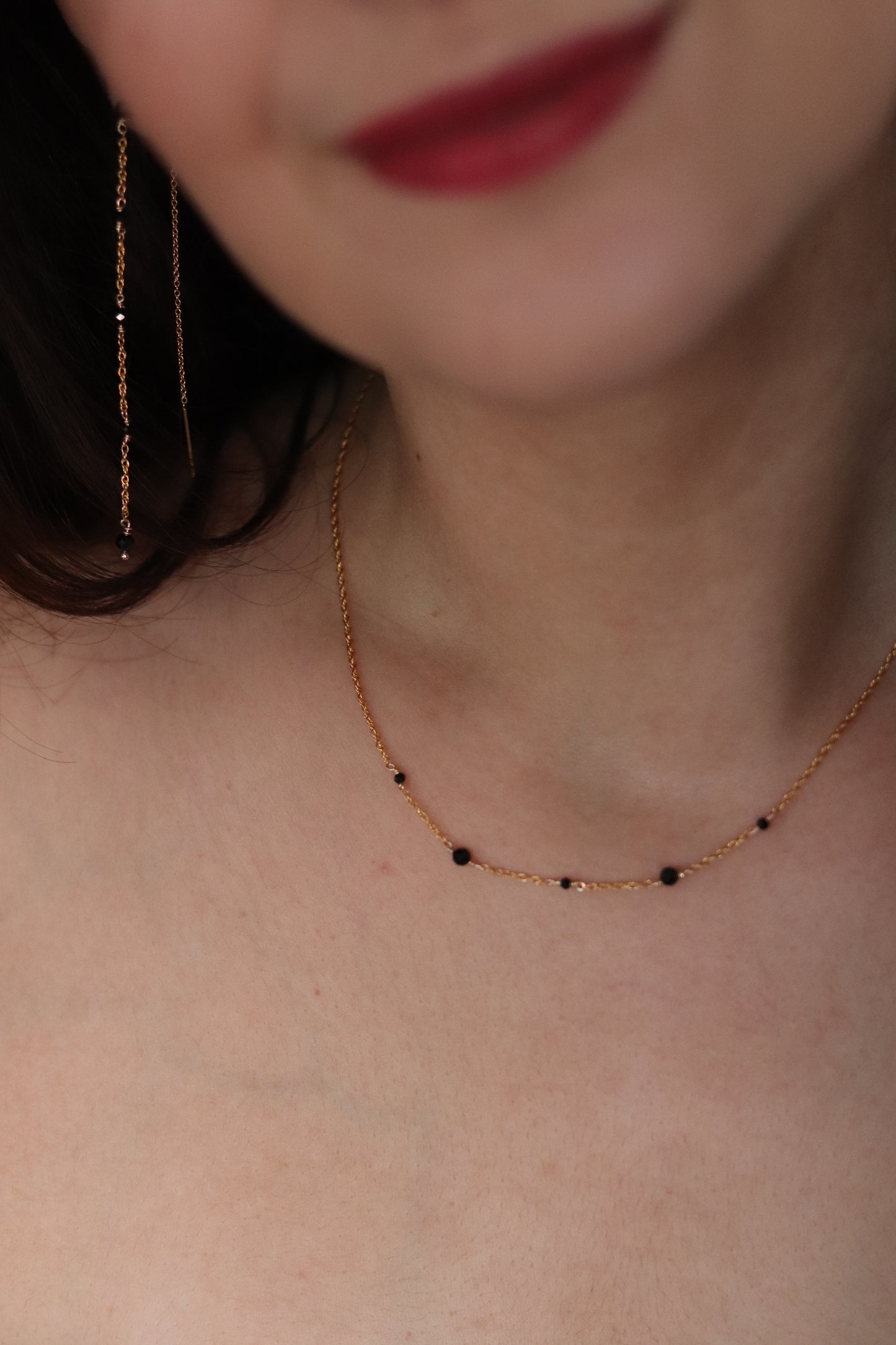 Collier Line en gold-filled orné de spinelle noire, symbole d'élégance et de force, parfait pour rehausser toutes vos tenues