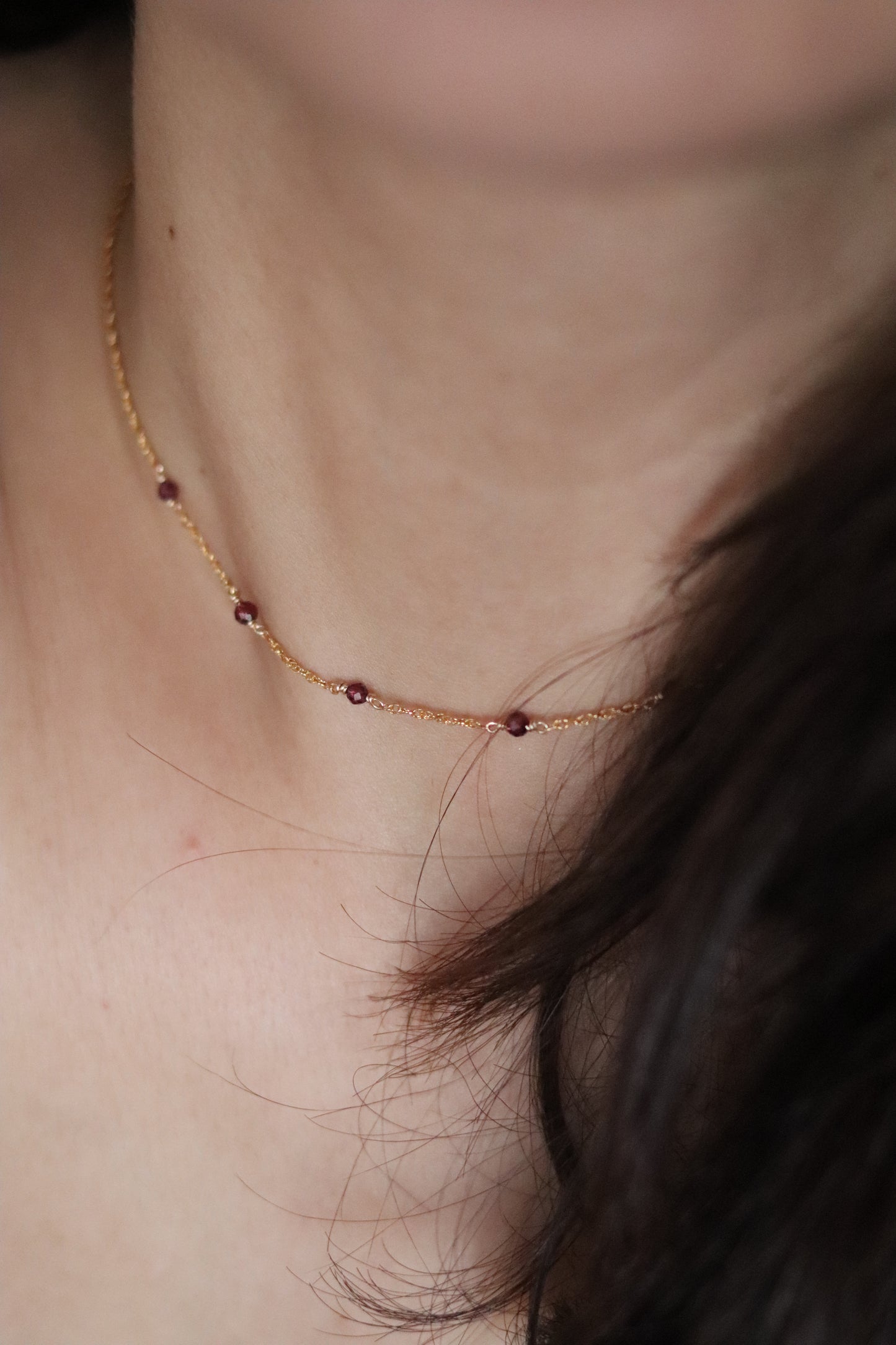 Collier Line en gold-filled, orné d’une pierre grenat, symbole de passion et d’énergie, parfait pour sublimer vos tenues.