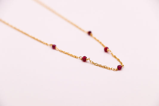 Collier Line en gold-filled avec grenat naturel, bijou artisanal minimaliste et durable, idéal pour toutes les occasions.