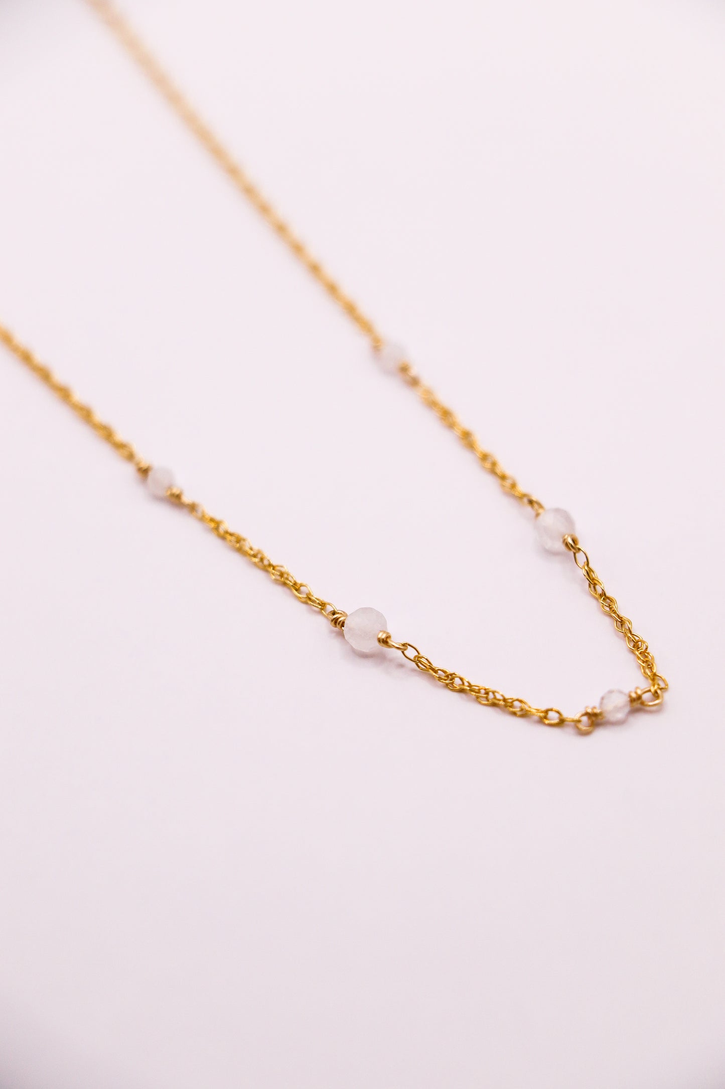 Collier Line en gold-filled avec des pierres de lune, bijou minimaliste et chic, idéal pour un look moderne et durable.