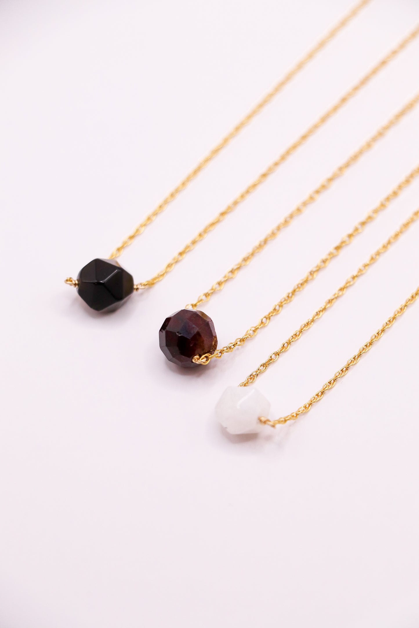 Collier Sélène, bijou en gold-filled inspiré de la lune, orné de pierres semi-précieuses, parfait pour sublimer vos tenues.