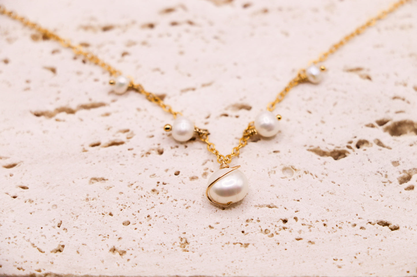 Collier en or laminé avec cinq perles d’eau douce porté au cou, bijou fin et délicat fait main
