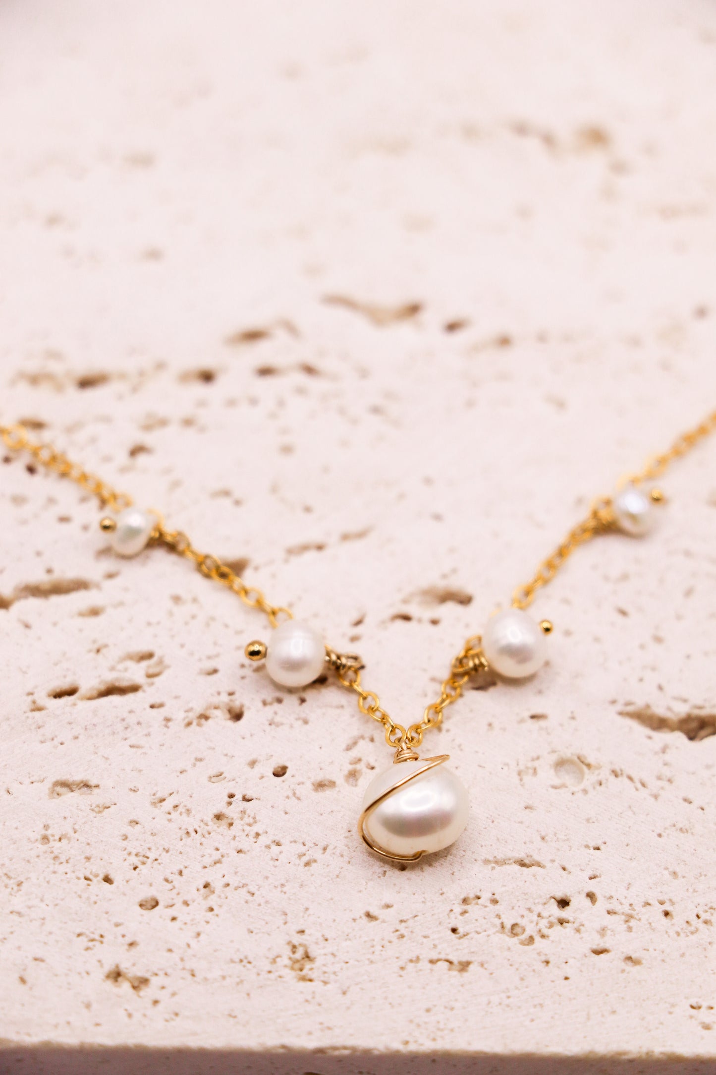 Collier en or laminé avec cinq perles d’eau douce porté au cou, bijou fin et délicat fait main