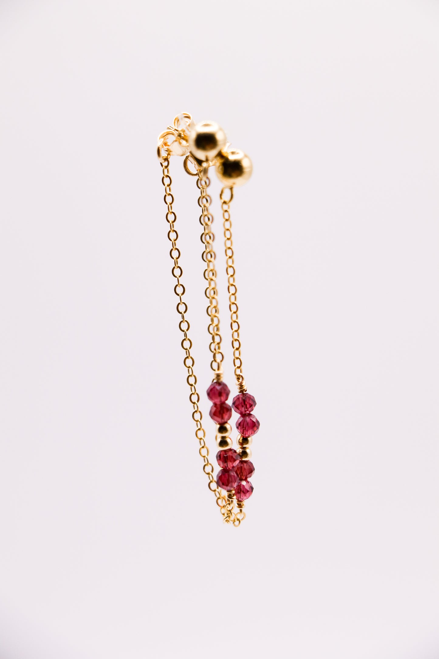 Boucles d'oreilles en or laminé 14k, ornées de grenats d'une profondeur éclatante, créant un bijou de créateur à la fois élégant et audacieux. Les pierres de grenat ajoutent une touche de couleur riche et sophistiquée, parfaites pour sublimer une tenue de jour ou de soirée. Bijoux faits main, idéals pour les amatrices de bijoux raffinés et intemporels.