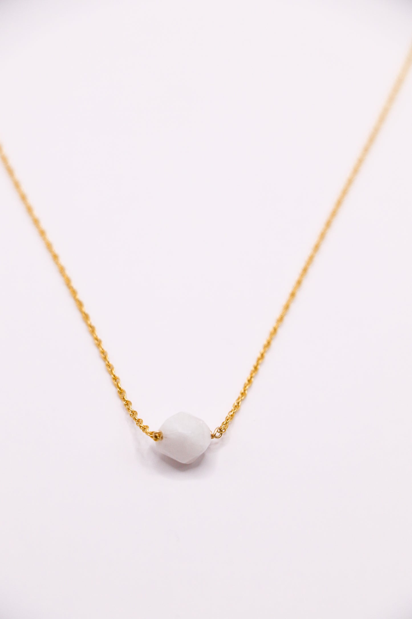 Collier en or laminé 14k avec une pierre de lune unique au pendentif, un bijou de créateur élégant et lumineux. La pierre de lune, aux reflets délicatement irisés, évoque la douceur et la magie de la lumière lunaire. Bijou fait main, parfait pour ajouter une touche de raffinement à vos tenues quotidiennes ou pour des occasions spéciales.