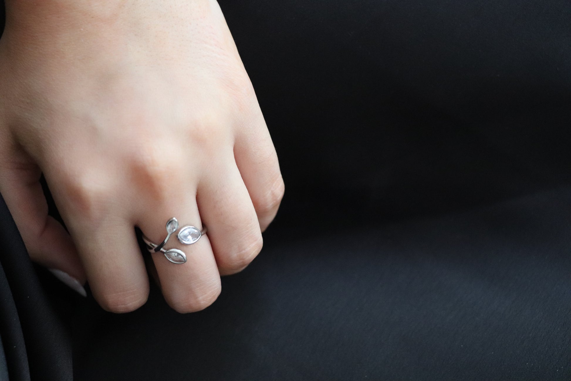Bague ouverte argentée en acier inoxydable avec branches serties de zircons – bijou ajustable au style végétal raffiné.