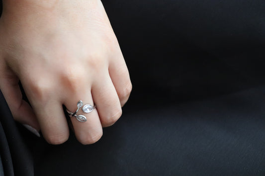 Bague ouverte argentée en acier inoxydable avec branches serties de zircons – bijou ajustable au style végétal raffiné.