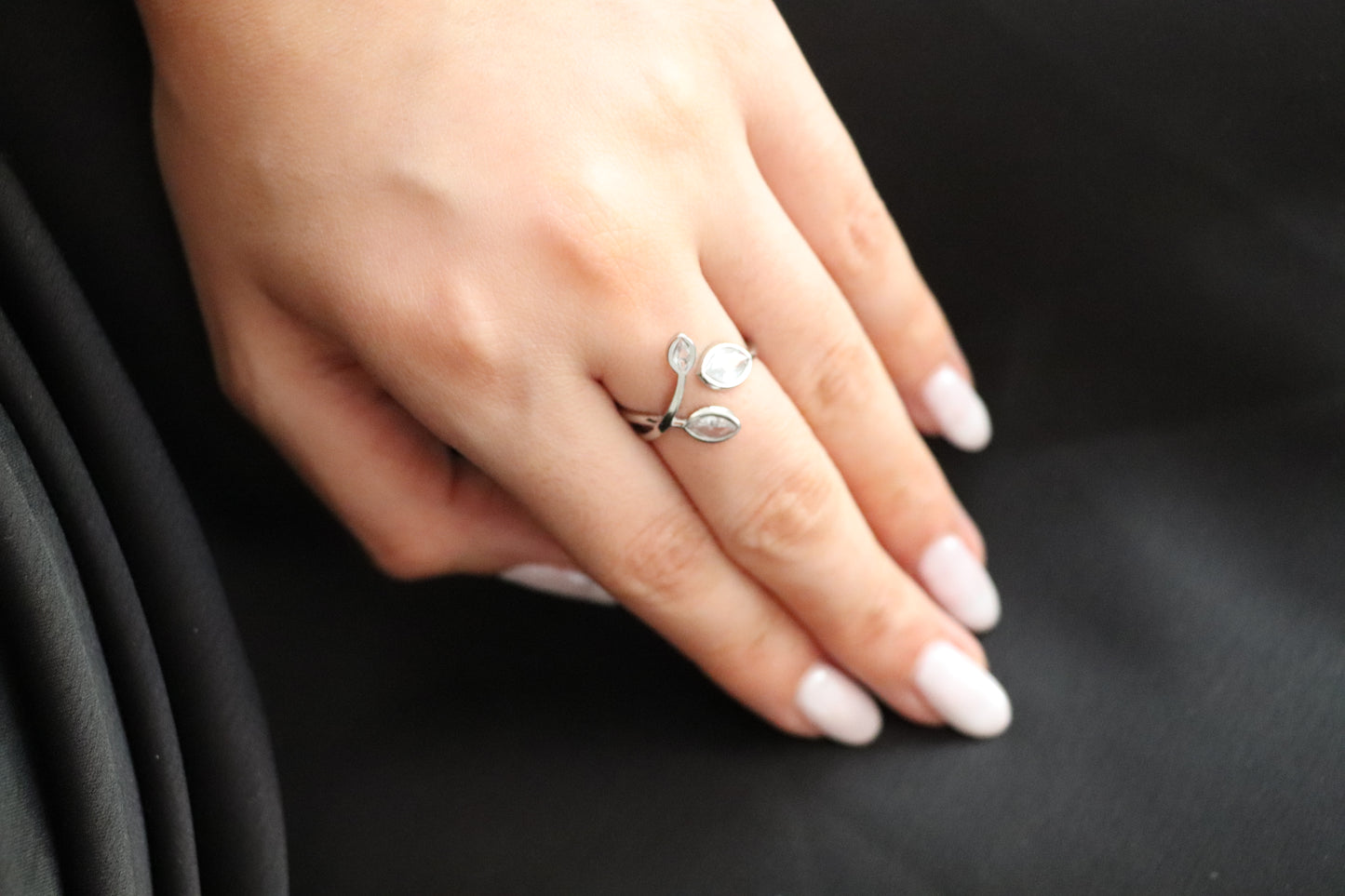Bague ouverte argentée en acier inoxydable avec branches serties de zircons – bijou ajustable au style végétal raffiné.