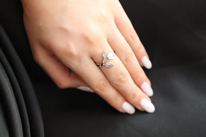 Bague ouverte argentée en acier inoxydable avec branches serties de zircons – bijou ajustable au style végétal raffiné.
