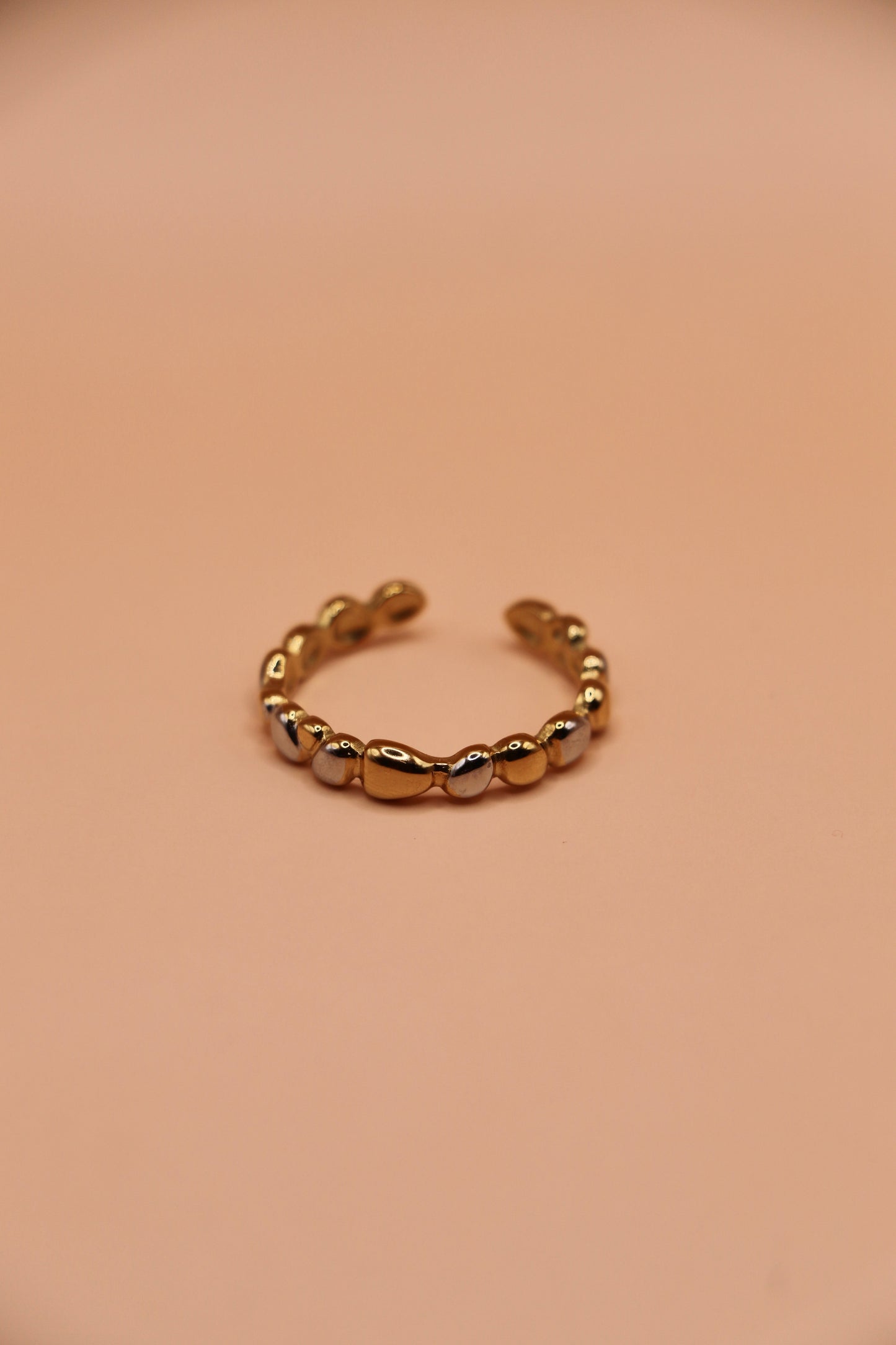 Bague irrégulière en acier inoxydable doré et argenté – bijou ajustable assorti au jonc Cassie, au style moderne et contrasté.