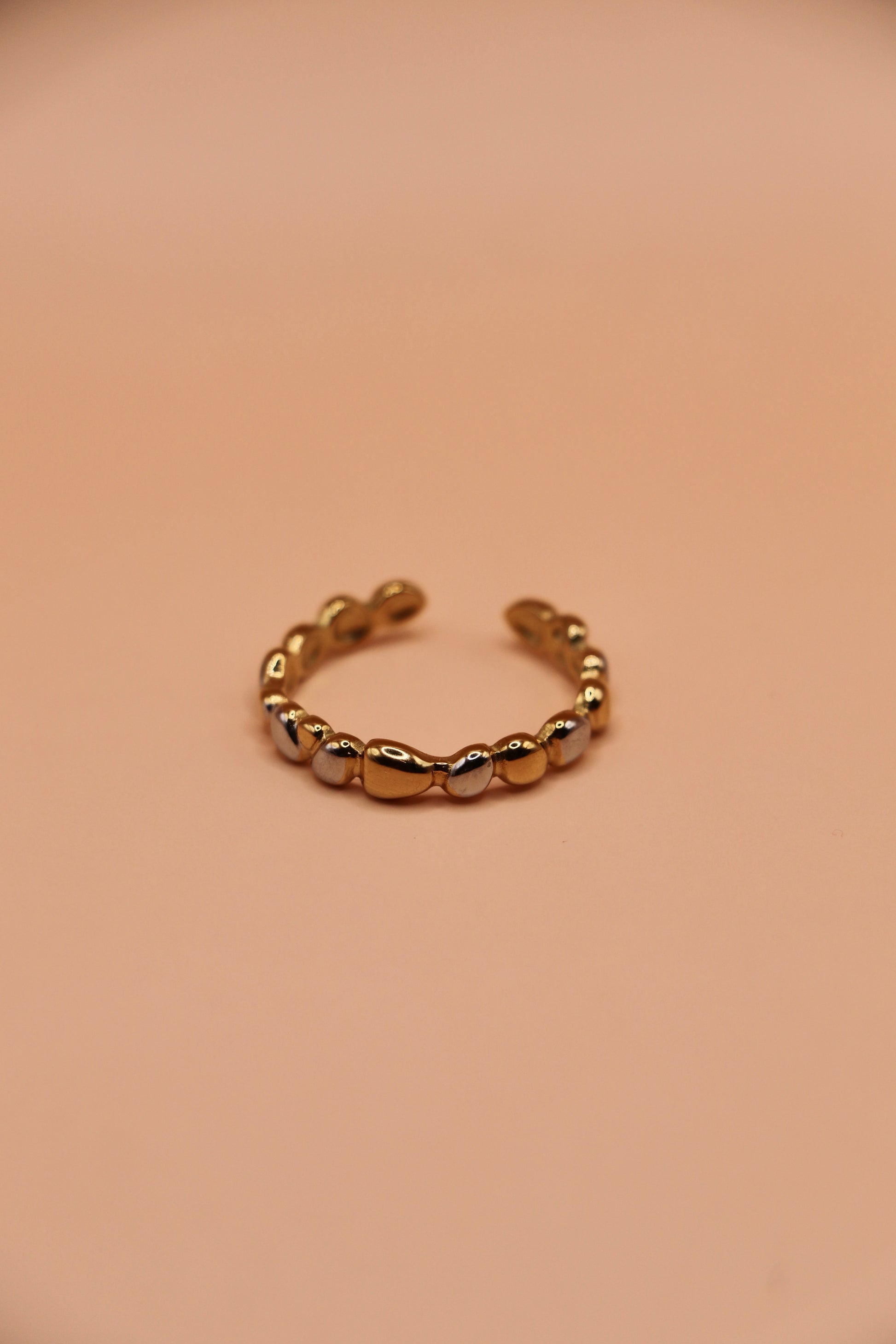 Bague irrégulière en acier inoxydable doré et argenté – bijou ajustable assorti au jonc Cassie, au style moderne et contrasté.