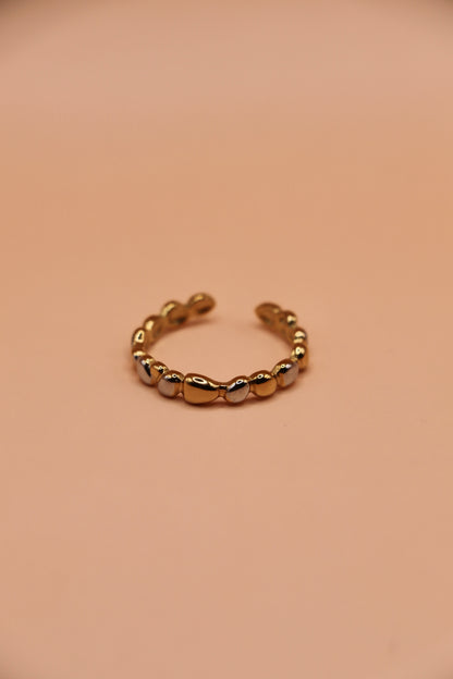 Bague irrégulière en acier inoxydable doré et argenté – bijou ajustable assorti au jonc Cassie, au style moderne et contrasté.