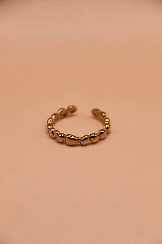 Bague irrégulière en acier inoxydable doré et argenté – bijou ajustable assorti au jonc Cassie, au style moderne et contrasté.