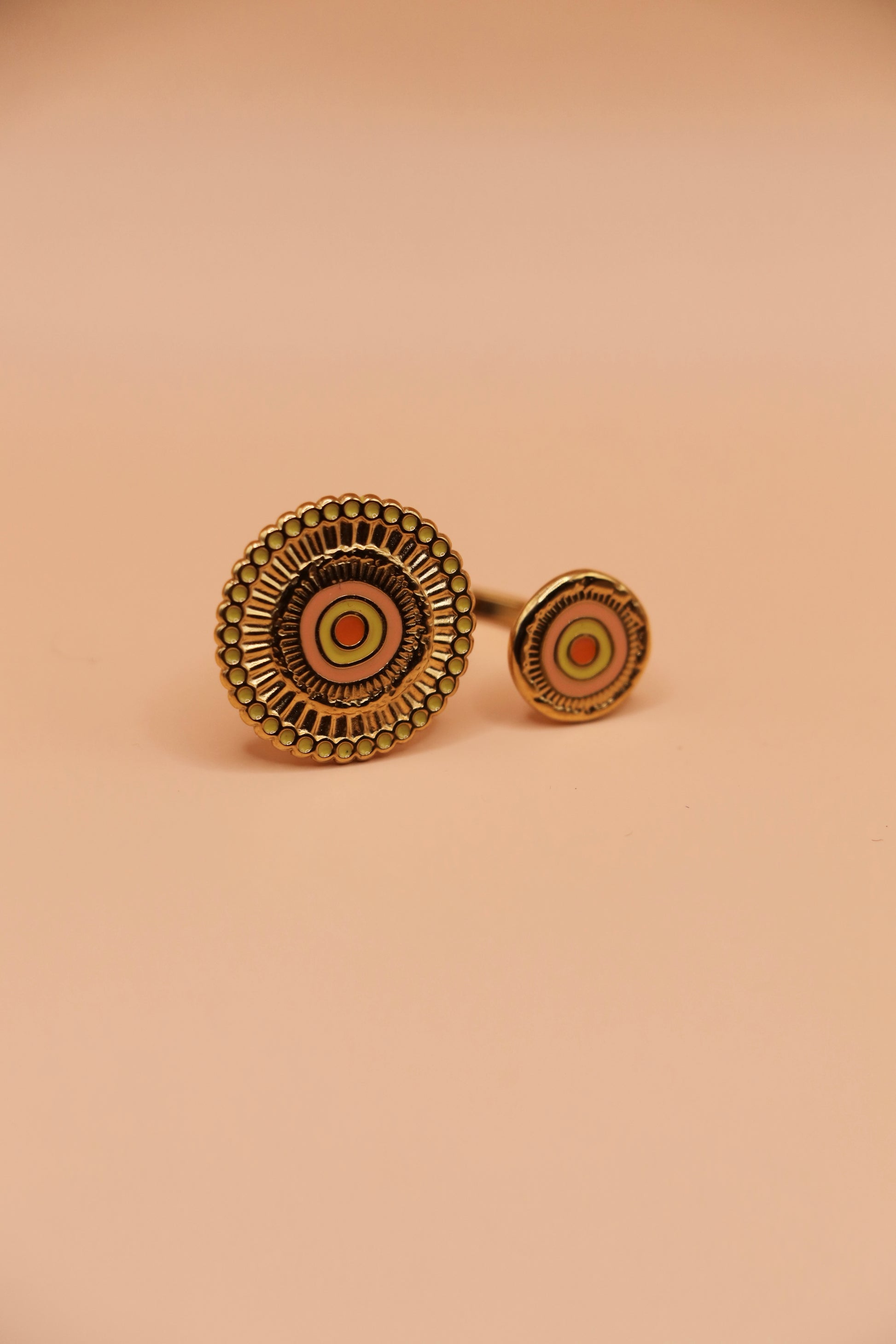Bague Soléa – bague dorée ajustable à double cercle émaillé aux tons chauds