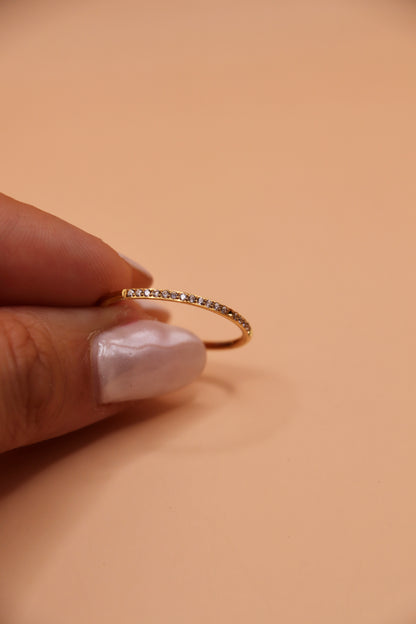 Bague fine en acier inoxydable doré sertie de petits zircons blancs – bijou minimaliste et tendance.