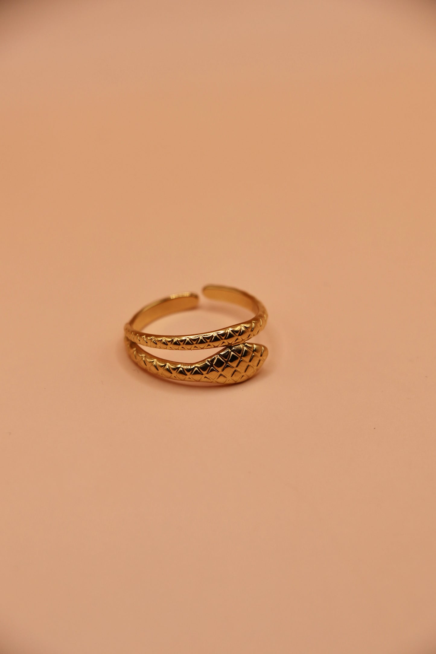 Bague serpent dorée ajustable en acier inoxydable – bijou féminin, tendance et symbolique.