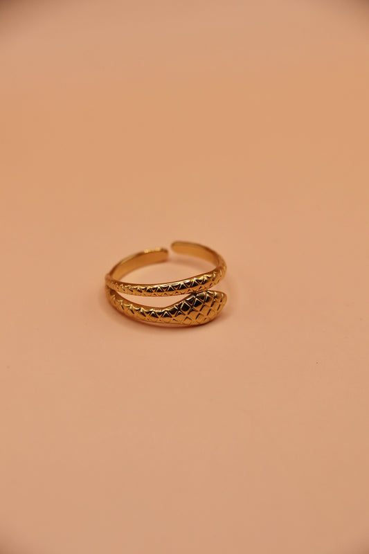 Bague serpent dorée ajustable en acier inoxydable – bijou féminin, tendance et symbolique.