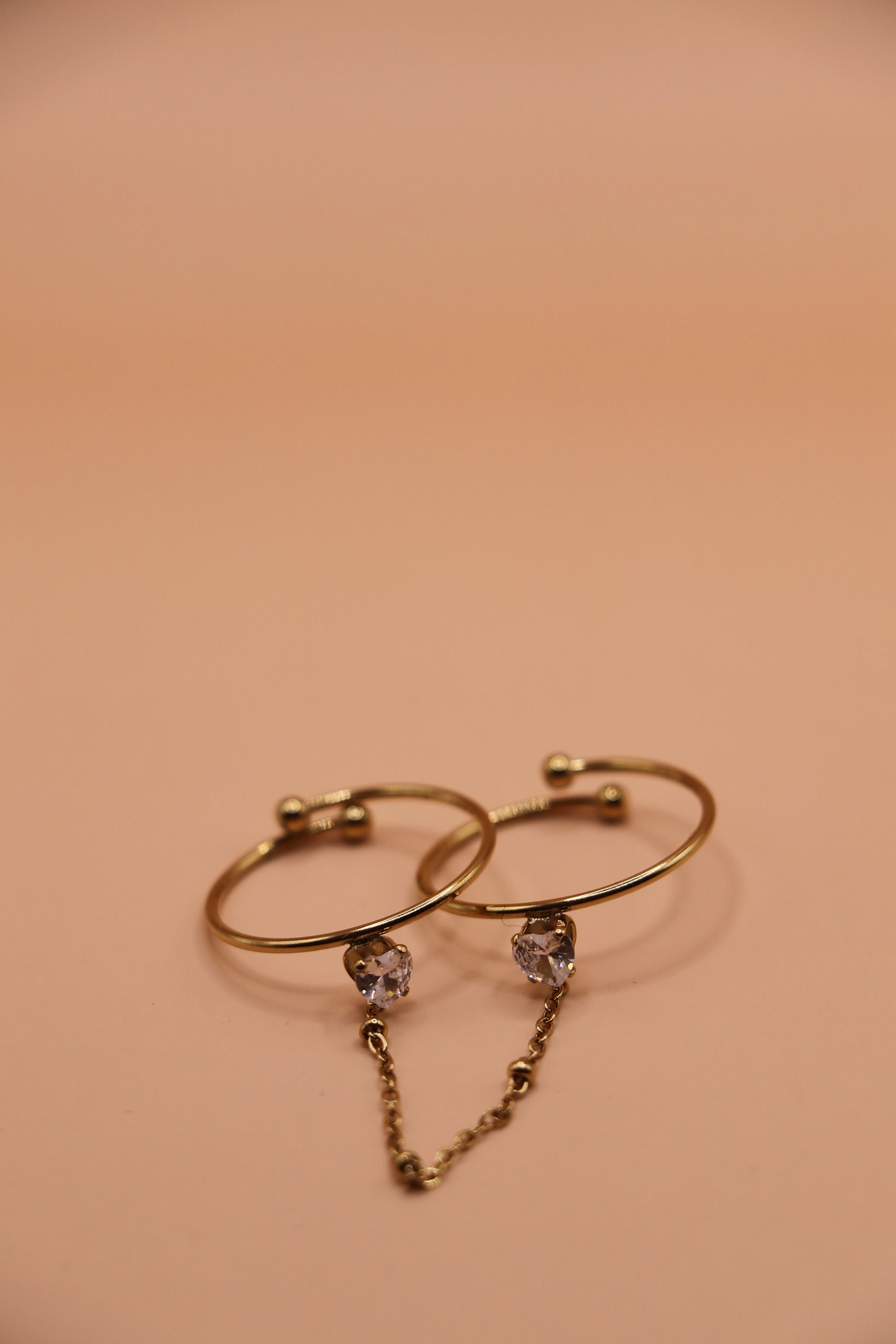 Bague chaîne double en acier inoxydable doré avec zircons en forme de cœur – bijou tendance pour femme, résistant à l’eau.