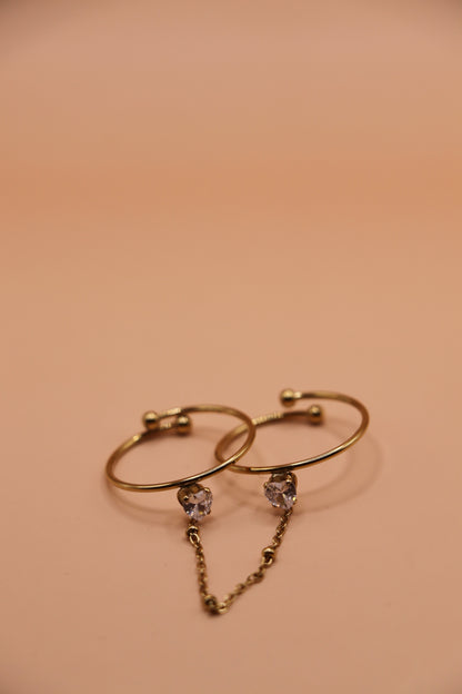 Bague chaîne double en acier inoxydable doré avec zircons en forme de cœur – bijou tendance pour femme, résistant à l’eau.