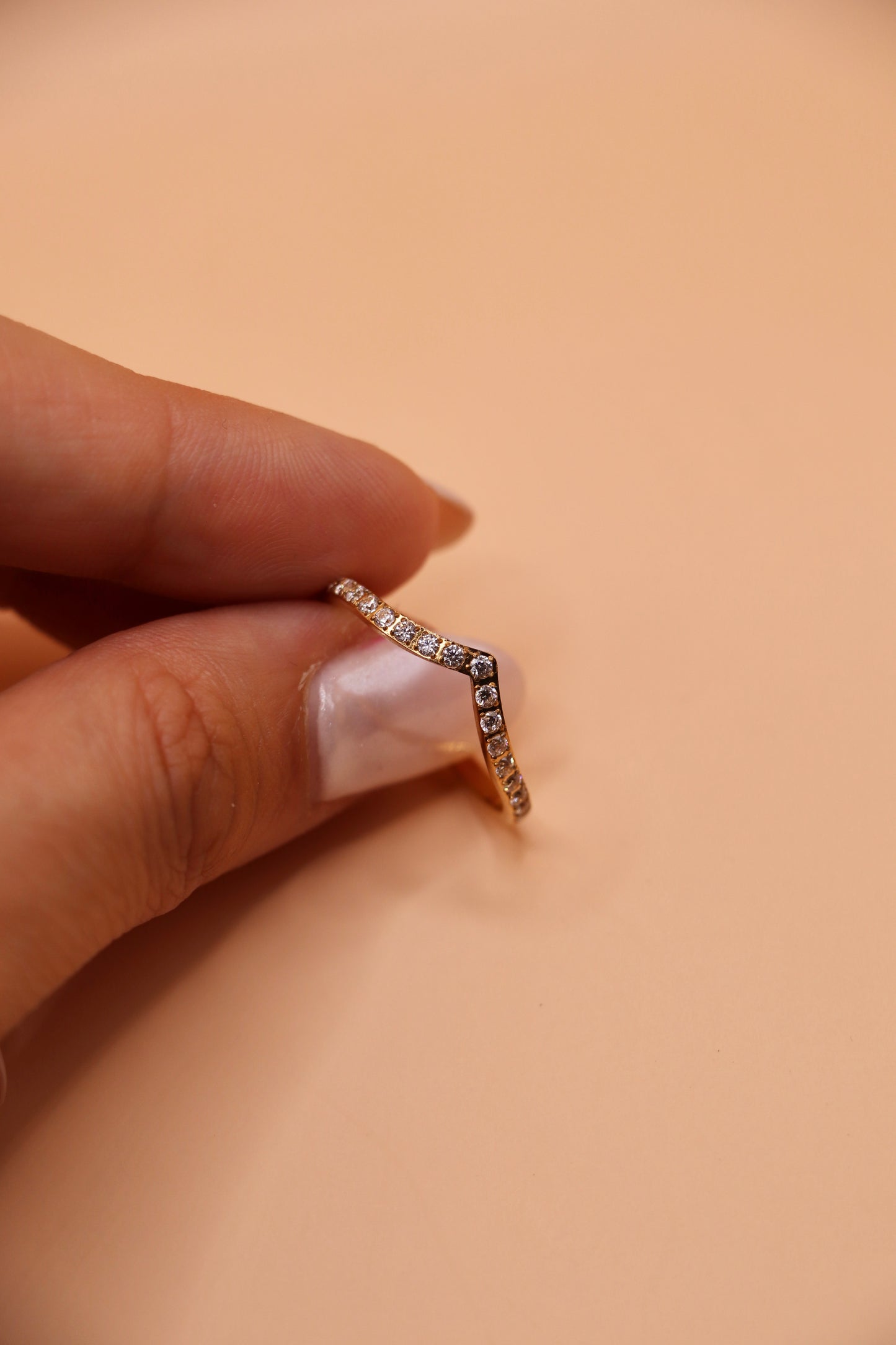 Bague dorée en forme de V sertie de zircons blancs – bijou fin et brillant en acier inoxydable.