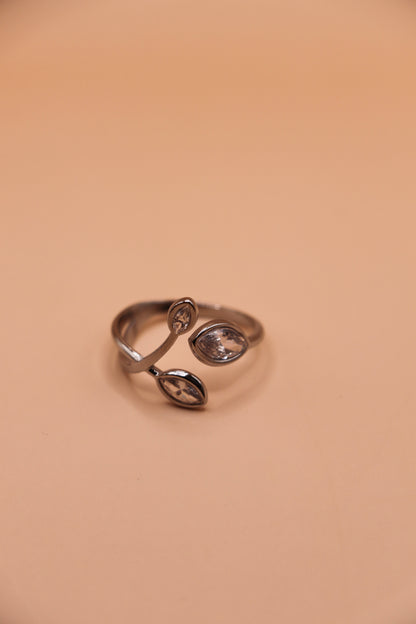Bague ouverte argentée en acier inoxydable avec branches serties de zircons – bijou ajustable au style végétal raffiné.