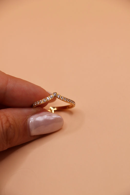 Bague dorée en forme de V sertie de zircons blancs – bijou fin et brillant en acier inoxydable.