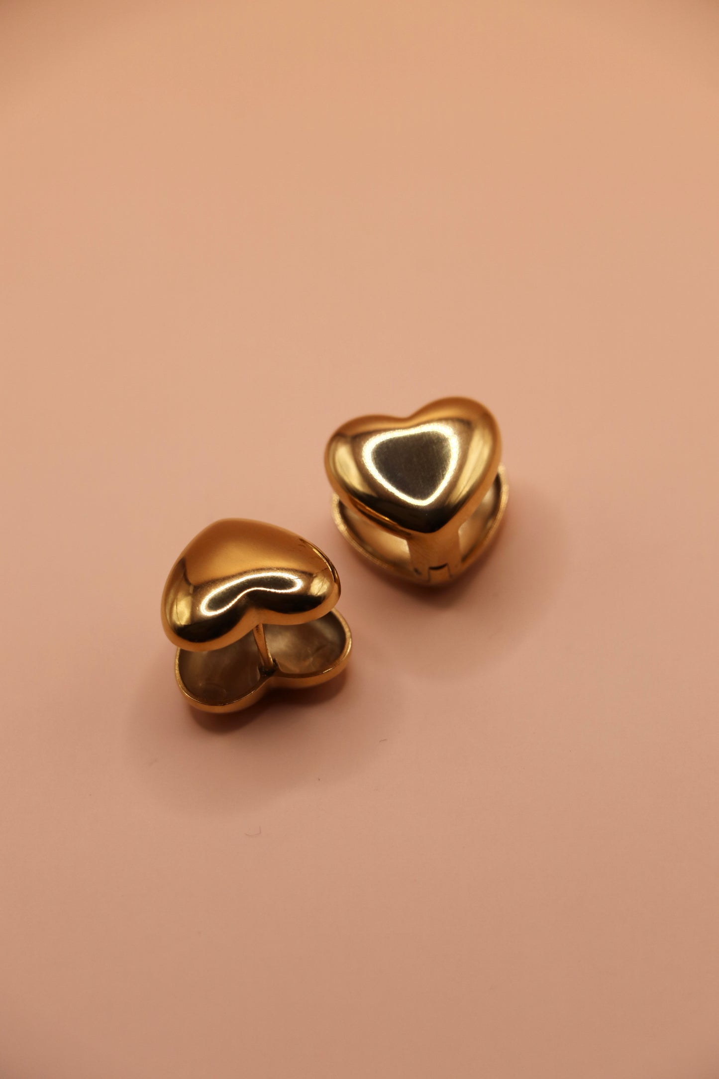 Boucles d’oreilles Naya – cœurs dorés bombés