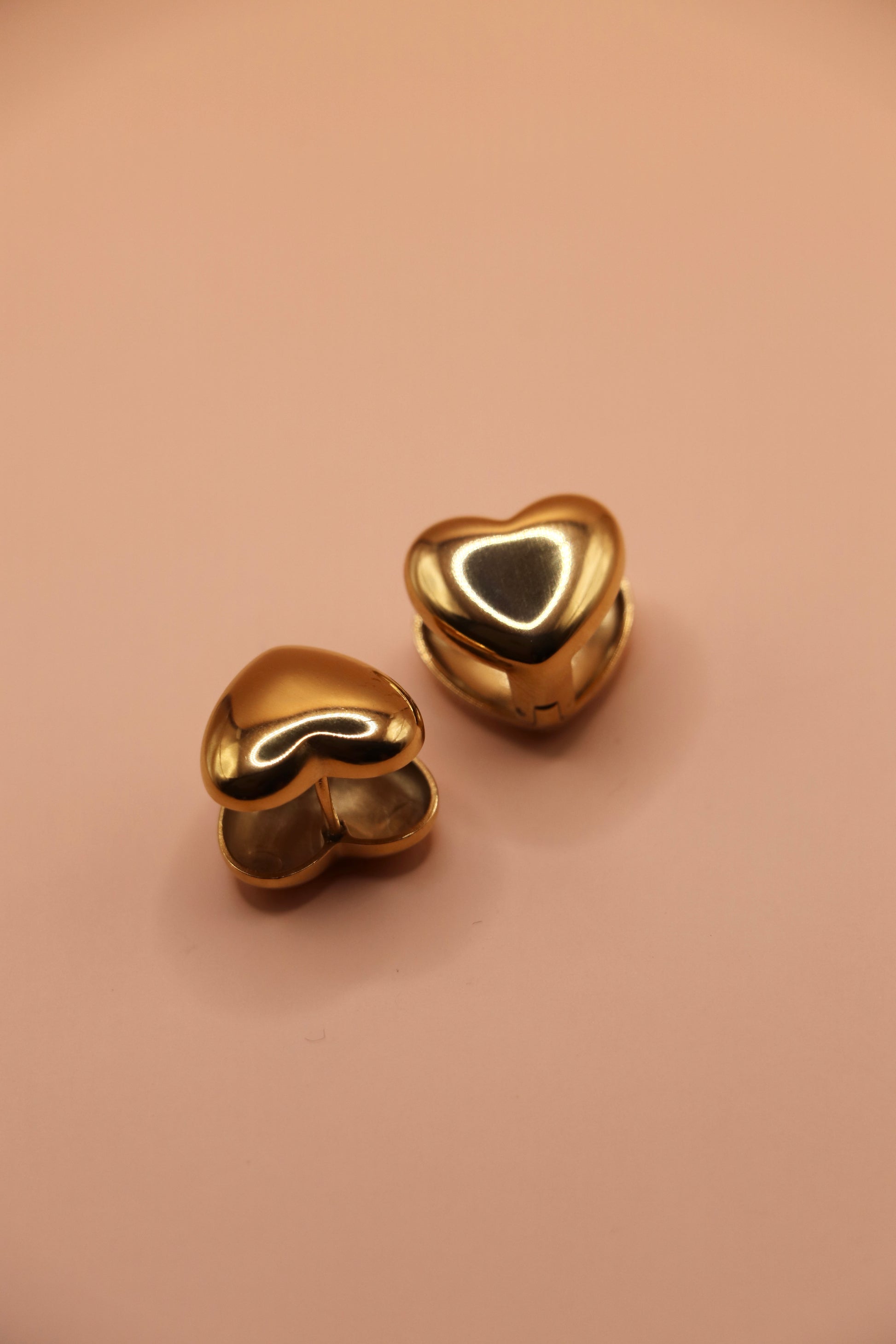 Boucles d’oreilles Naya – cœurs dorés bombés