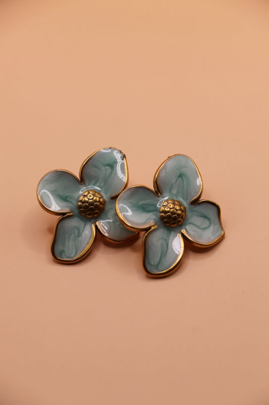 Boucles d’oreilles Dahlia – grosses puces en forme de fleurs bleues émaillées