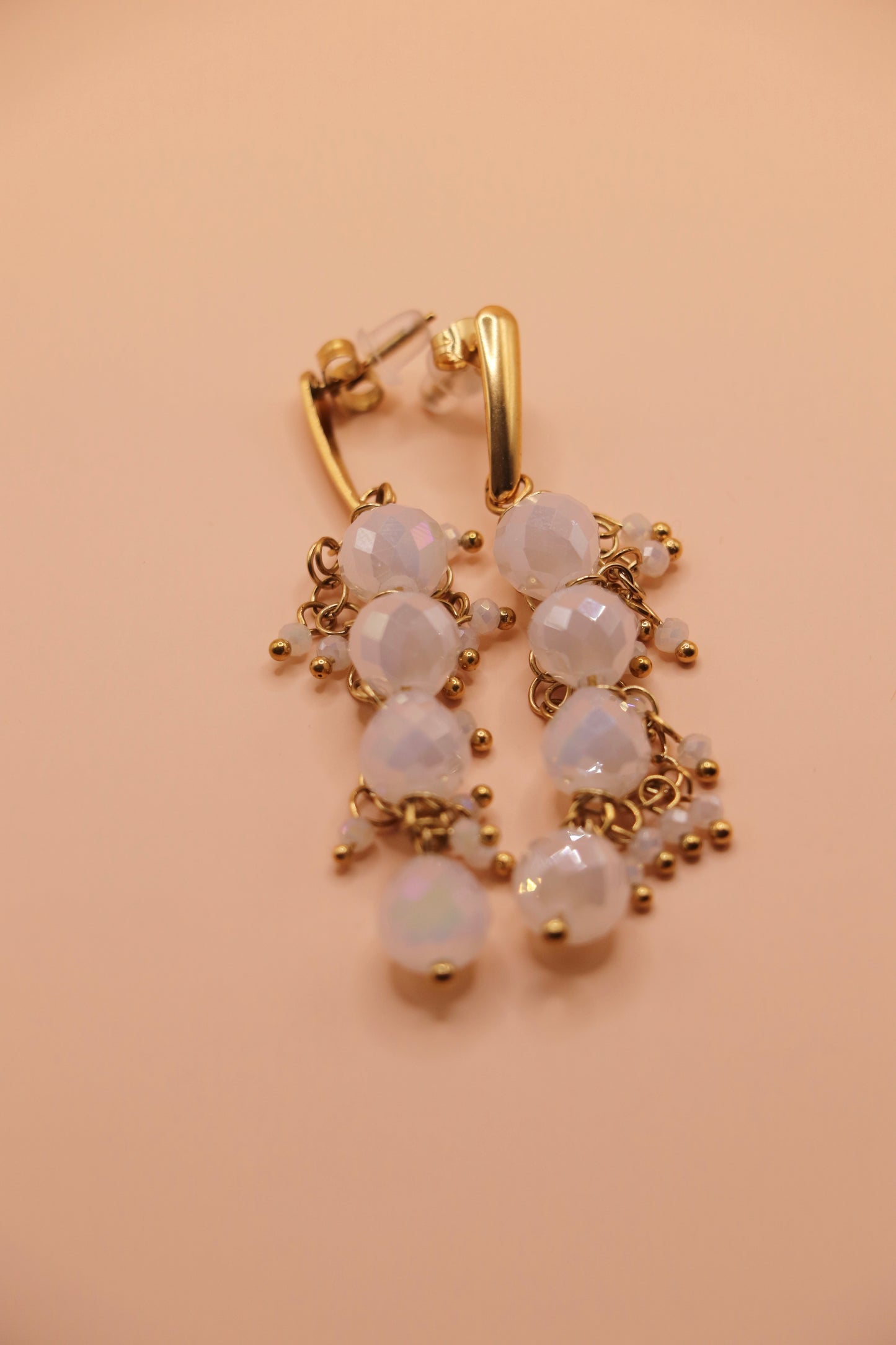 Boucles d’oreilles Elora blanches – pendantes dorées avec perles facettées opalescentes