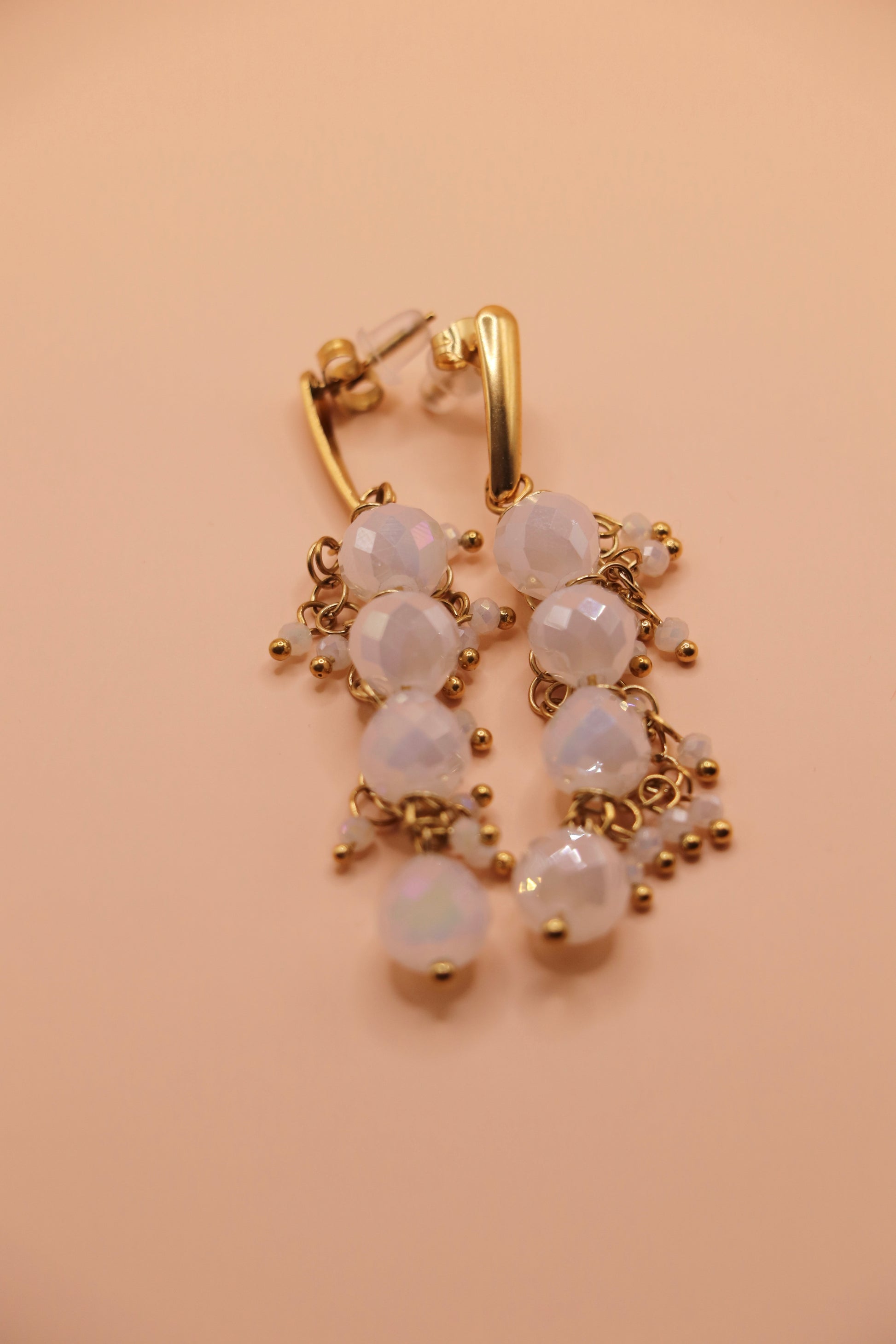 Boucles d’oreilles Elora blanches – pendantes dorées avec perles facettées opalescentes