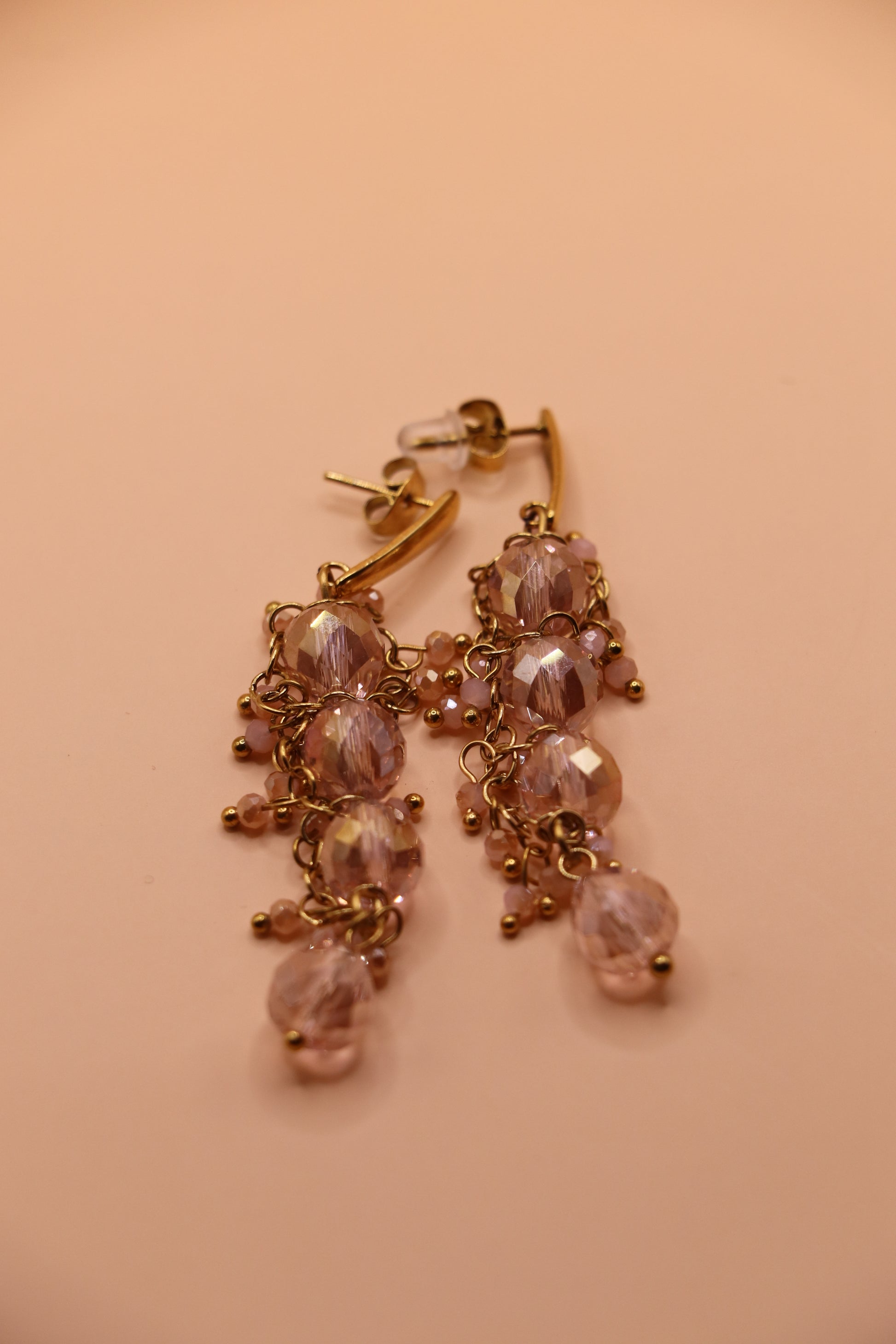 Pendantes dorées avec perles rose poudré facettées