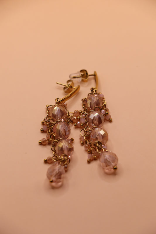 Pendantes dorées avec perles rose poudré facettées