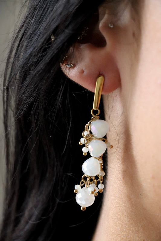 Boucles d’oreilles Enora blanches – pendantes dorées avec perles facettées opalescentes