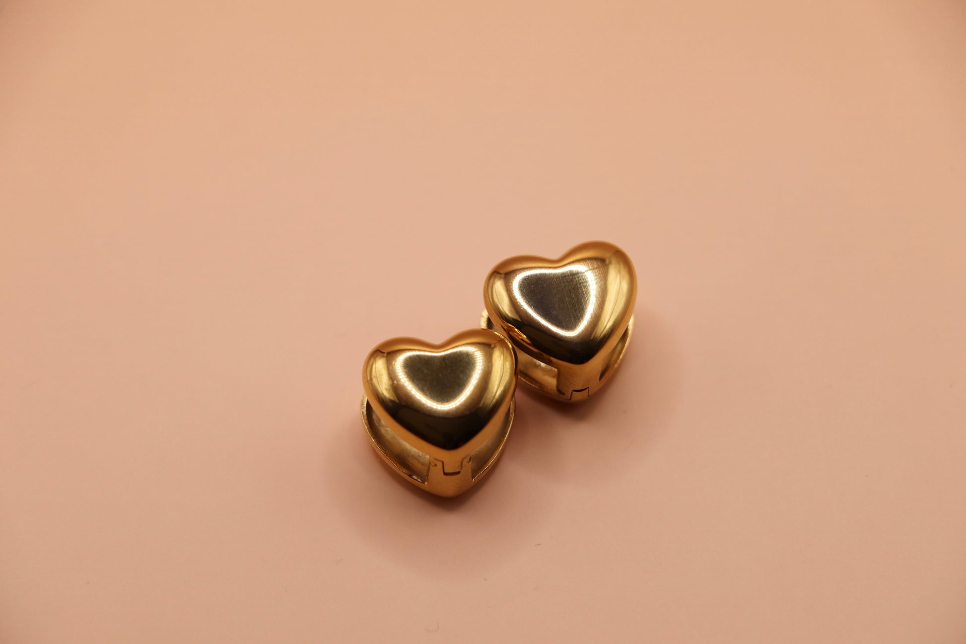 Boucles d’oreilles Naya – cœurs dorés bombés