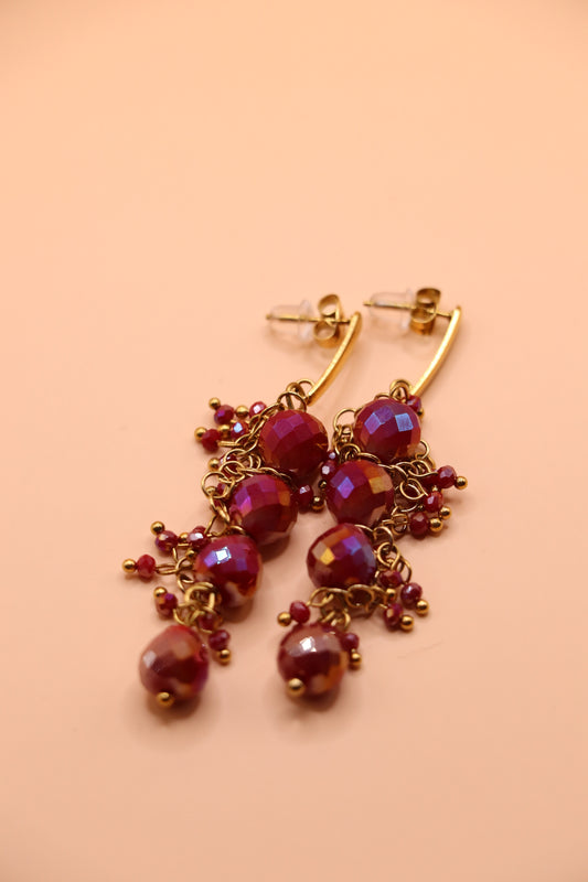 Pendantes dorées avec perles rouges facettées