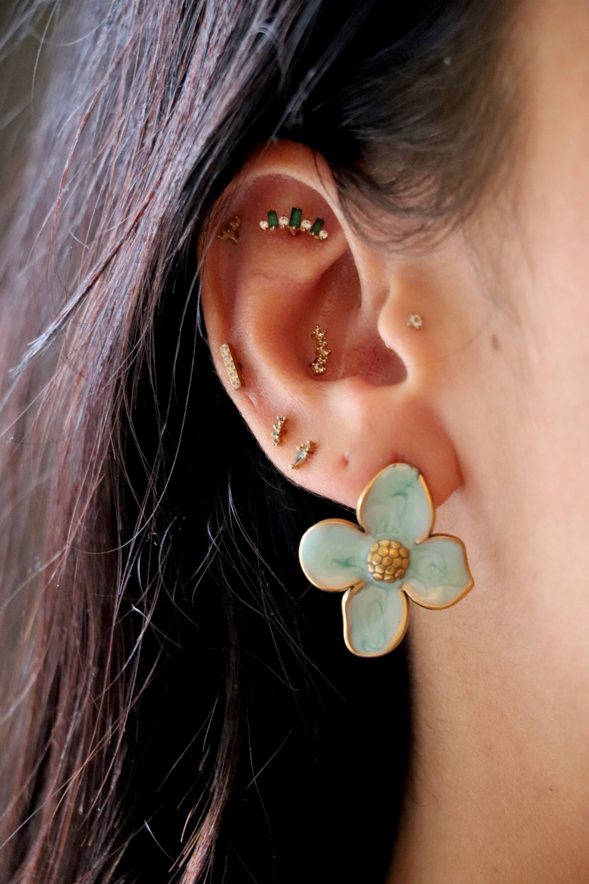 Boucles d’oreilles Dahlia – grosses puces en forme de fleurs bleues émaillées