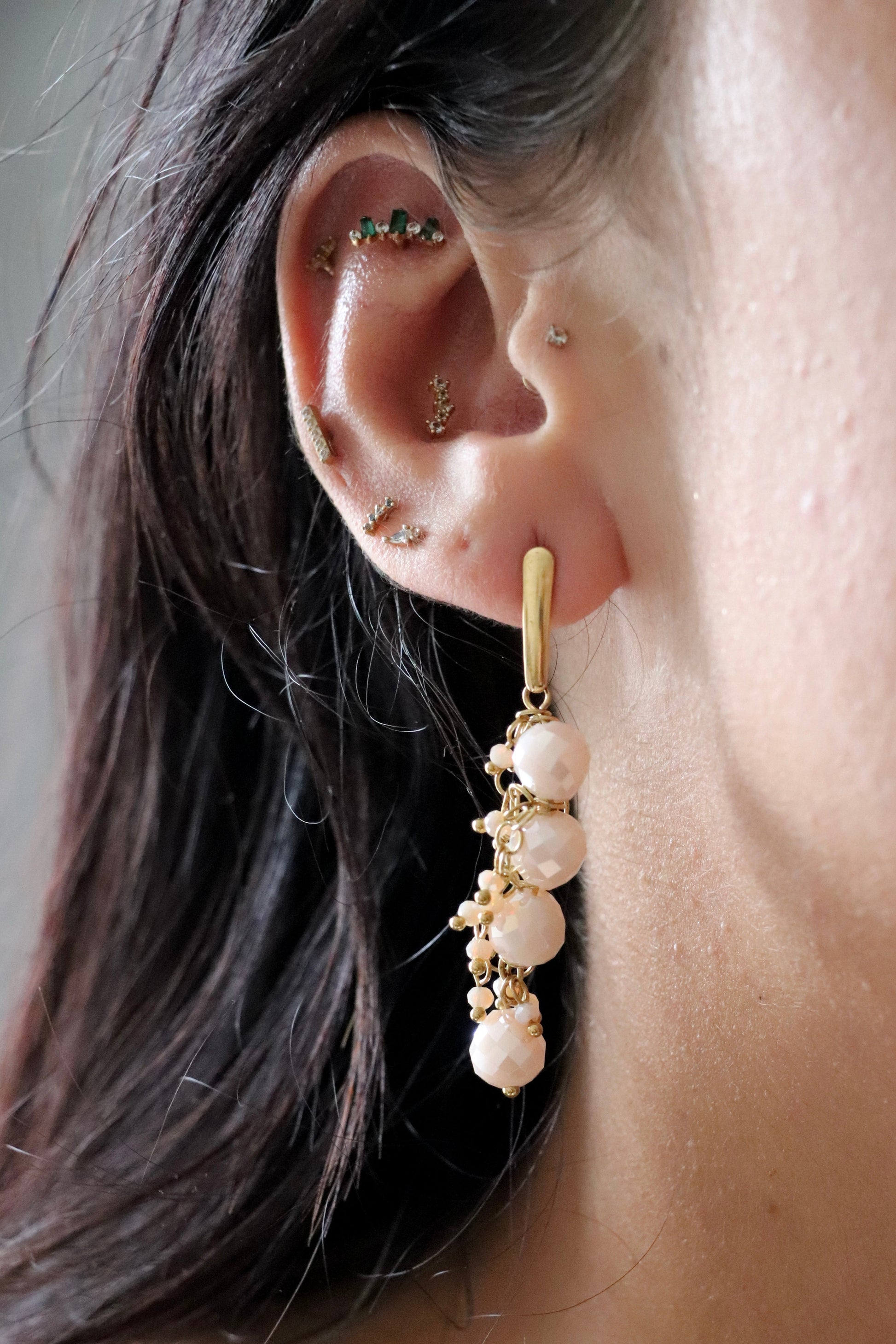Pendantes dorées avec perles rose nacré facettées