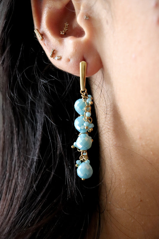 Boucles d’oreilles Élora bleu ciel – pendantes dorées avec perles facettées bleu pâle