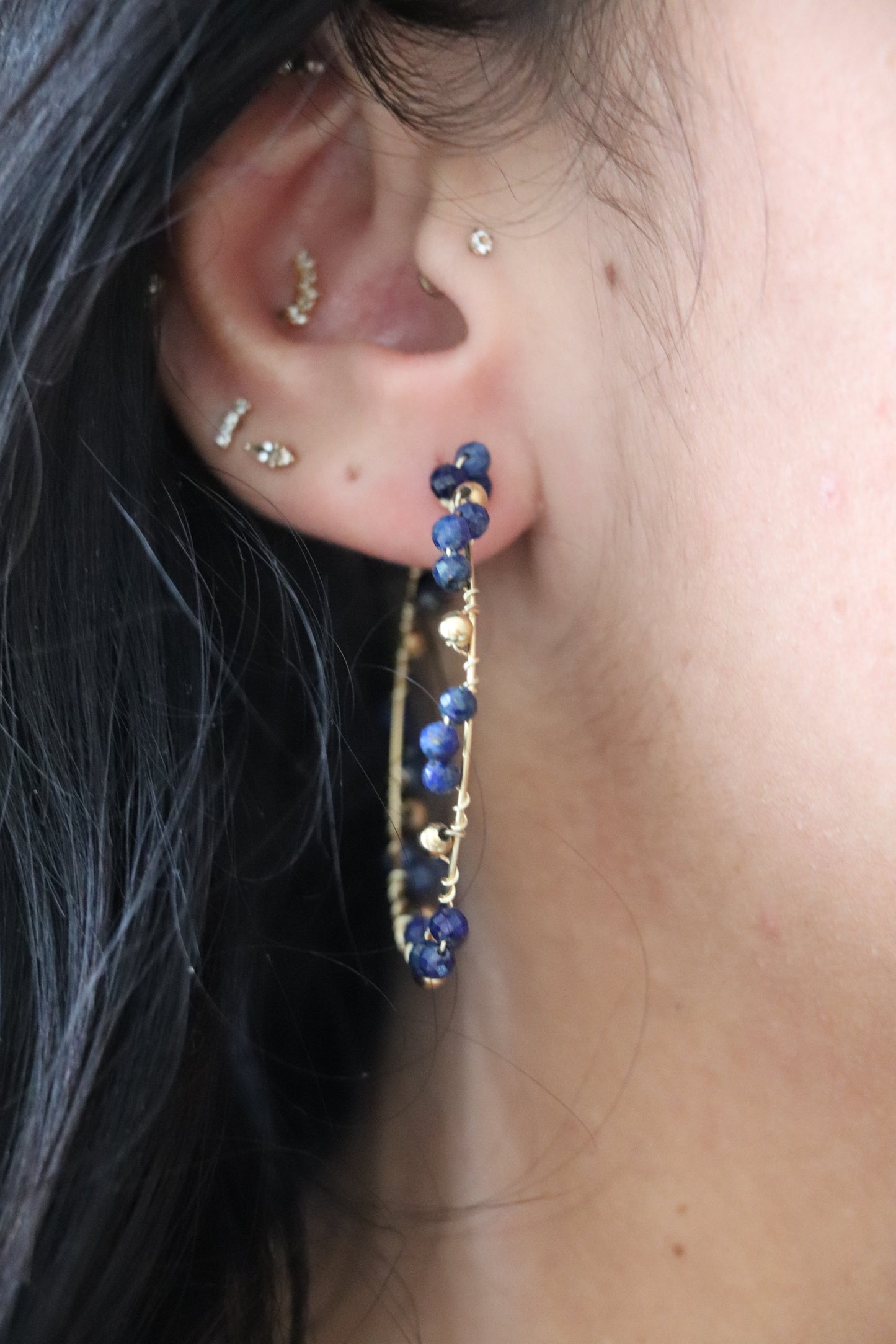 Créoles Yara – boucles dorées avec perles de lapis lazuli