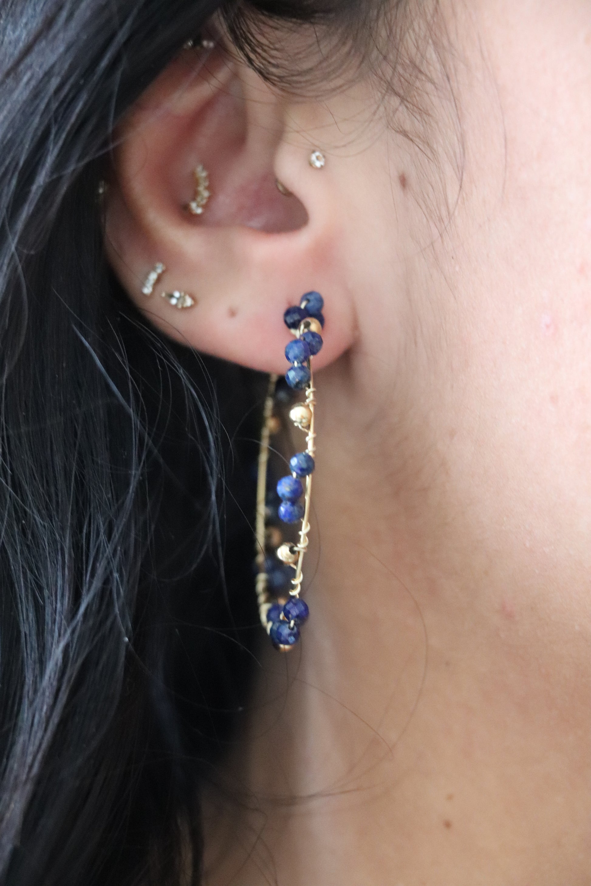 Créoles Yara – boucles dorées avec perles de lapis lazuli