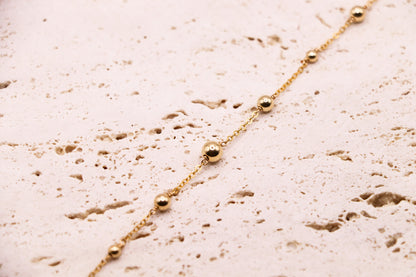 Bracelet en or laminé 14K avec perles de tailles 3, 4 et 5 mm – bijou doré fin et texturé, fait main en France.