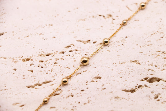 Bracelet en or laminé 14K avec perles de tailles 3, 4 et 5 mm – bijou doré fin et texturé, fait main en France.