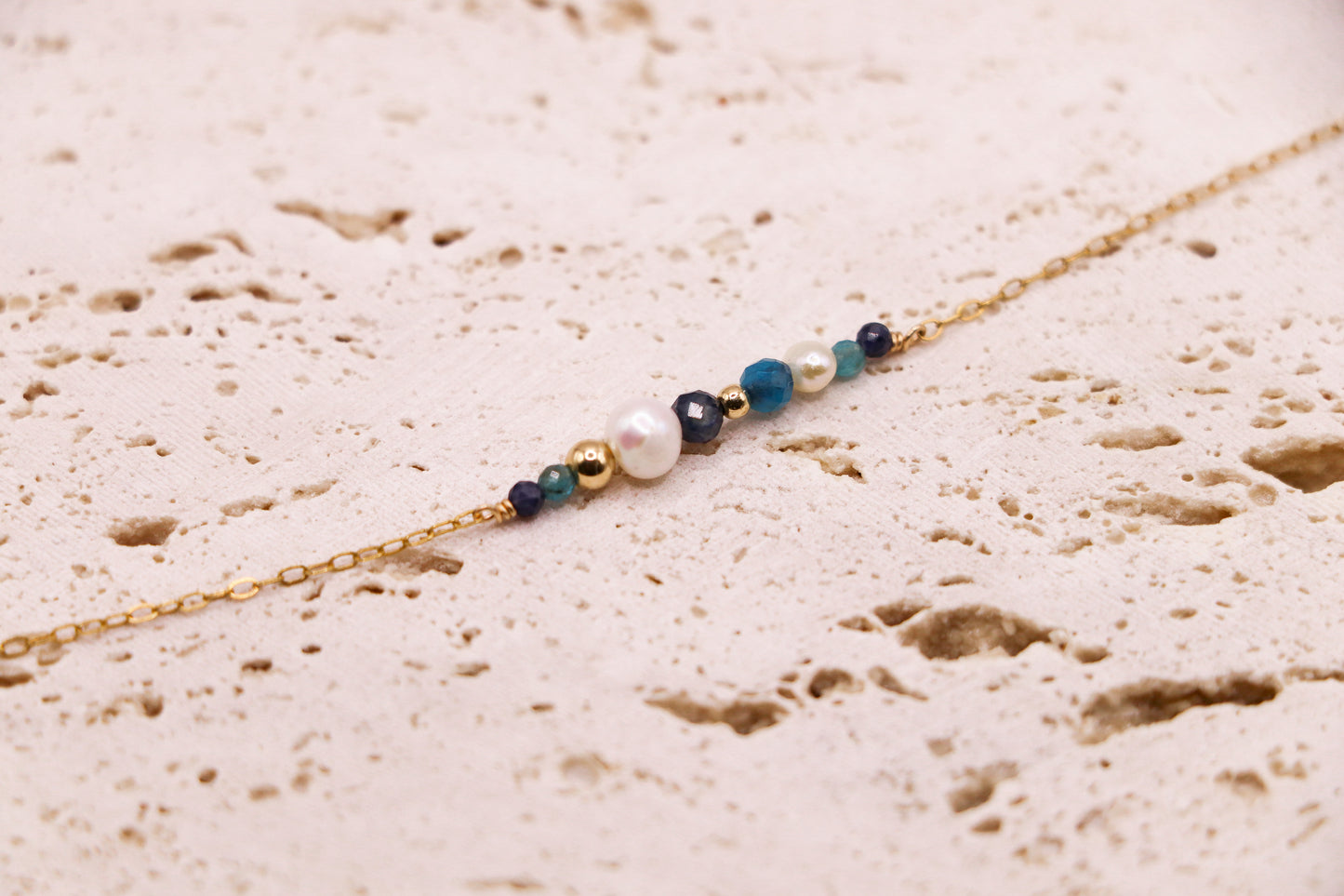 Bracelet fin en or laminé avec apatite bleue, saphir, perles d’eau douce et perles dorées – bijou artisanal frais, bleu et raffiné