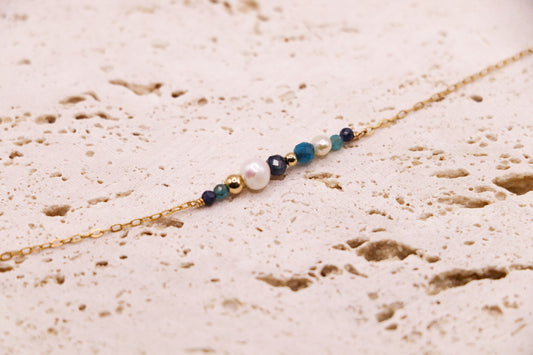 Bracelet fin en or laminé avec apatite bleue, saphir, perles d’eau douce et perles dorées – bijou artisanal frais, bleu et raffiné